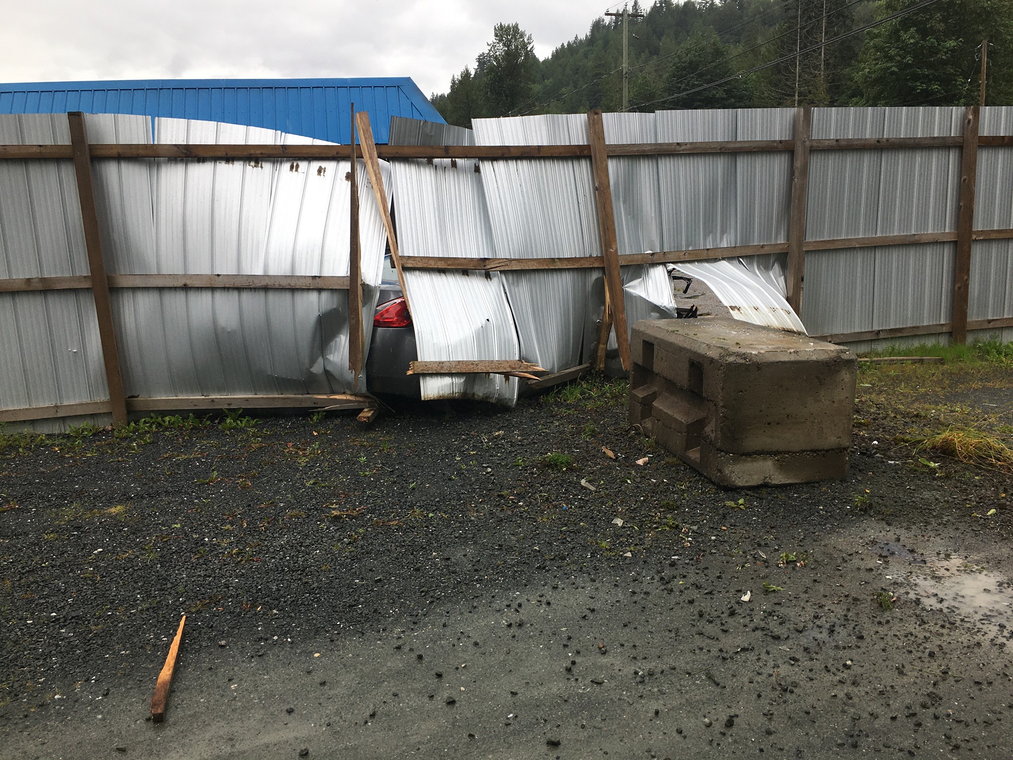 Car Wreck Nearly Takes Out Tractorgrease Cafe/Studio – FVN